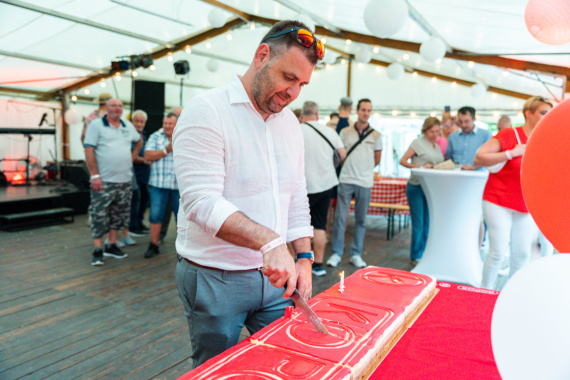 Ředitel dceřiné společnosti pan Csaba Nikodém krájí slavnostní dort